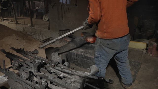 주조 공장에서 용융 금속을 다루는 작업자