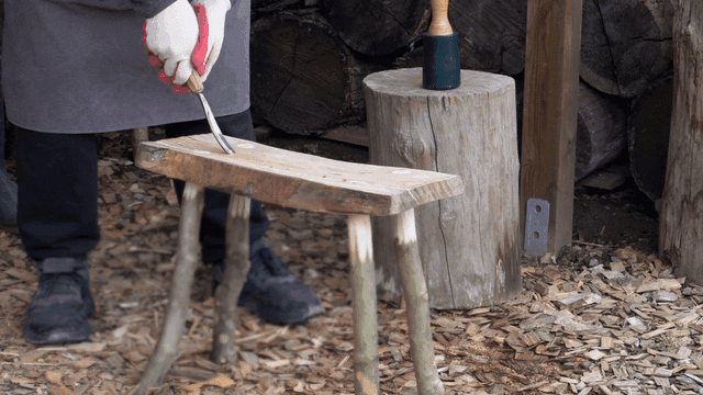 작업장에서 나무를 조각하는 사람