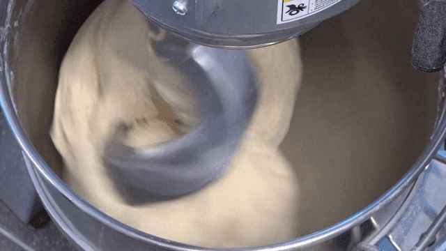 대형 반죽기에서 섞이는 빵 반죽