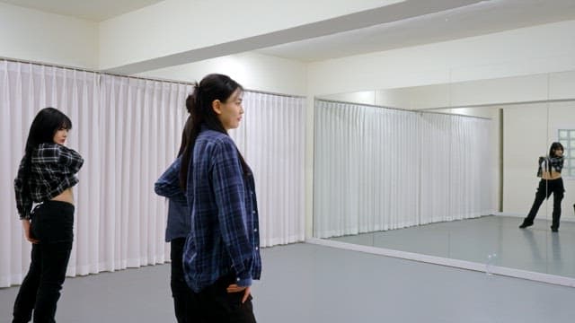 스튜디오에서 연습하는 케이팝 댄서들