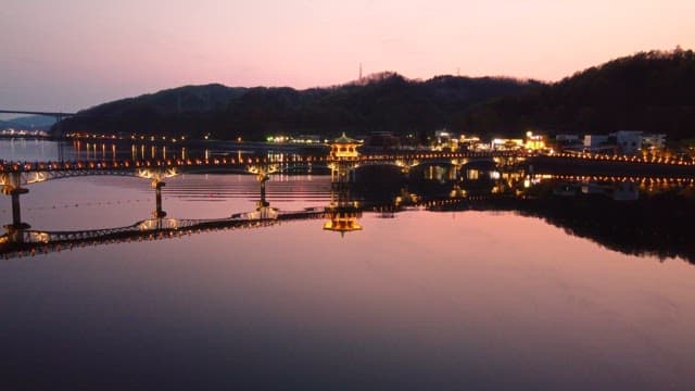 밤에 아름답게 조명된 다리