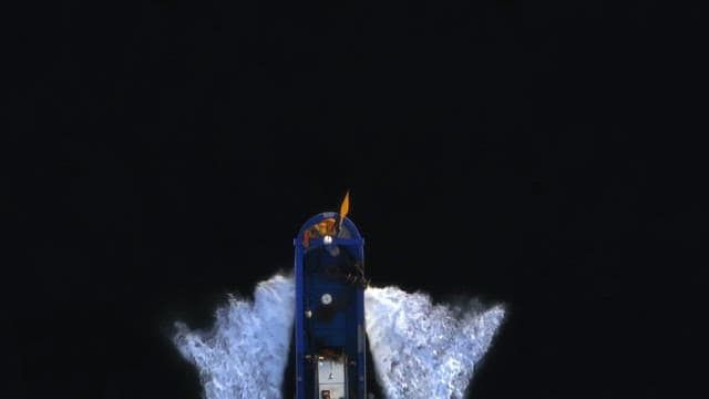 바다 위를 빠르게 움직이는 보트