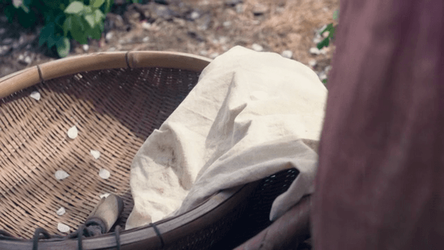 꽃잎과 한복이 담긴 바구니