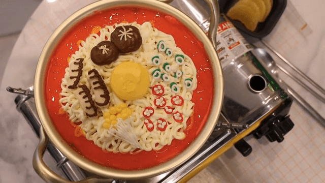 냄비 안에 만들어진 라면 케이크
