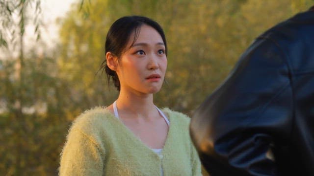 공원에서 다투는 커플