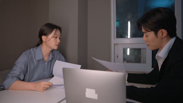 밤늦게 일하는 두 동료