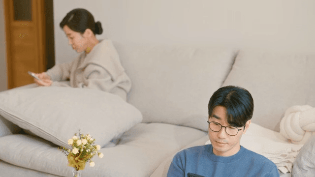 싸운 후 거실에서 각자 쉬고 있는 남성