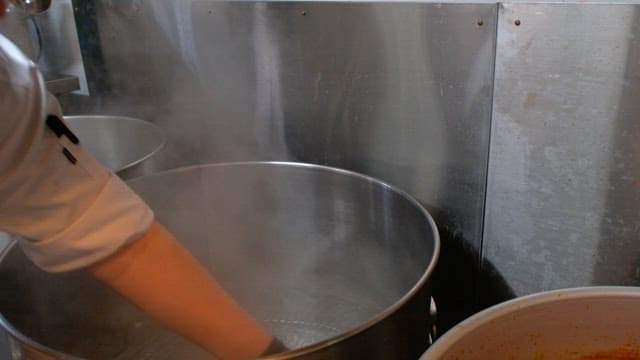 주방에서 물이 끓고 있는 큰 산업용 냄비