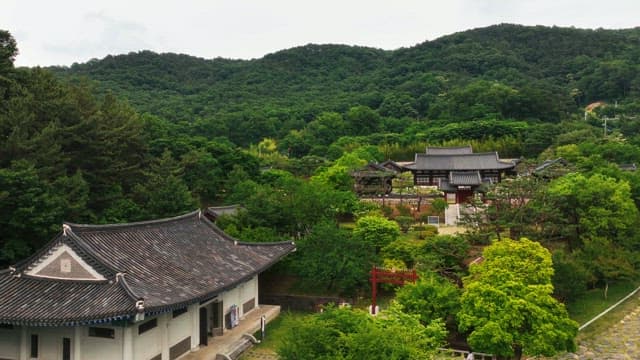 산 배경의 전통 한옥 마을