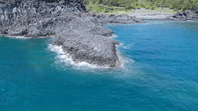 맑고 푸른 바다와 해안 절벽
