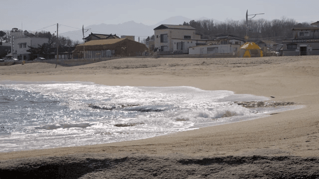잔잔한 파도가 있는 조용한 해변