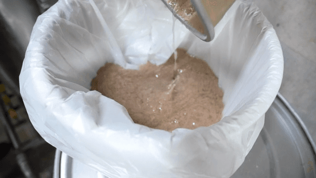 끓인 육수를 용기에 붓는 장면