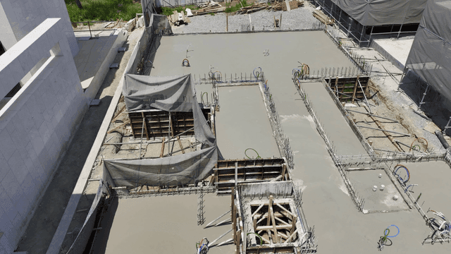 콘크리트 기초가 있는 건설 현장