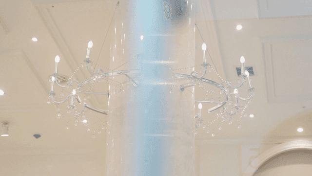 현대적인 천장에 우아한 샹들리에