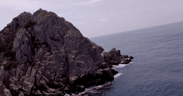 맑은 푸른 바다와 바위 해안선