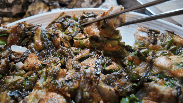 Green onion pancake with seafood and vegetables