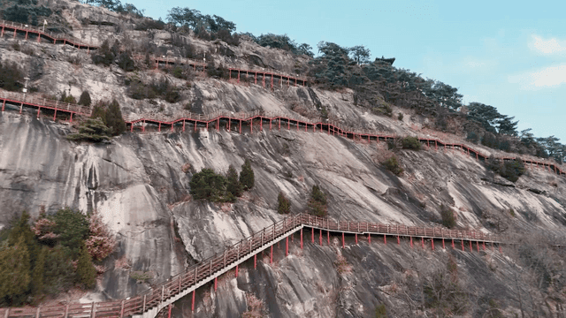 구불구불한 나무 계단길이 있는 산