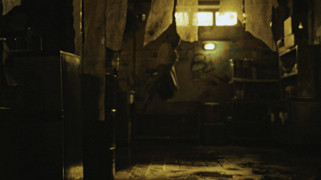 어두운 방에 거꾸로 매달린 사람