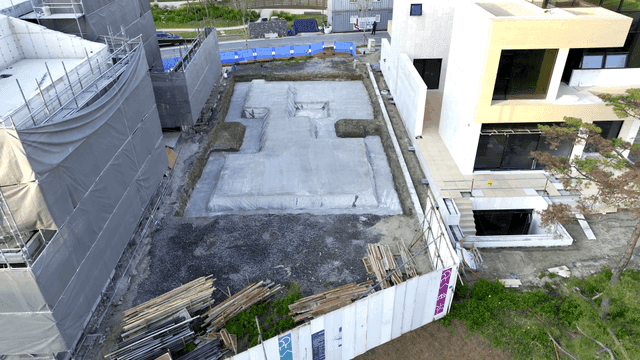 건물과 녹지가 있는 건설 현장