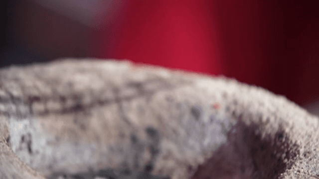 석쇠에서 구워지는 양념된 오징어