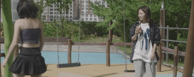 그네를 타며 햇살을 즐기는 두 친구