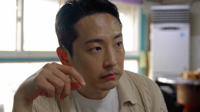 식사에 곁들여 술을 마시는 남자