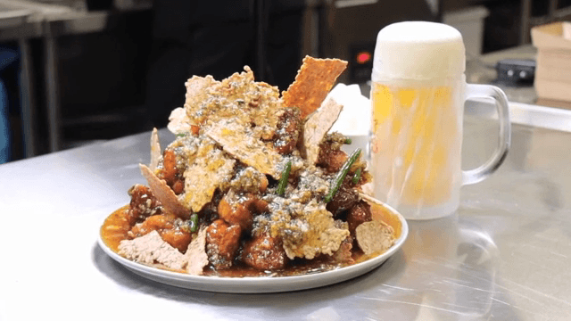 누룽지가 올라간 닭강정과 시원한 생맥주