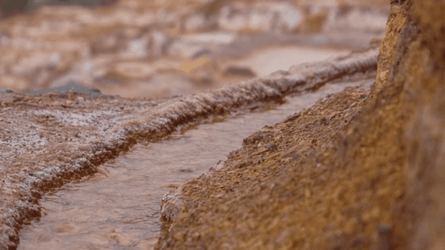 바위 지형을 따라 흐르는 작은 시내