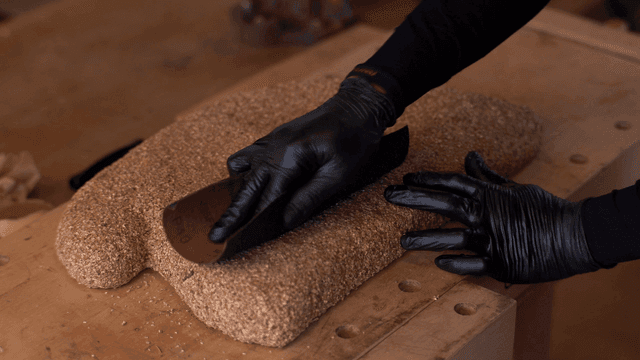 코르크 조각품을 사포로 다듬는 장인
