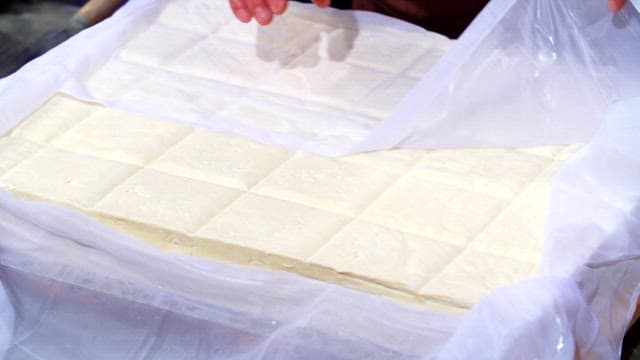 갓 만든 두부 준비 중