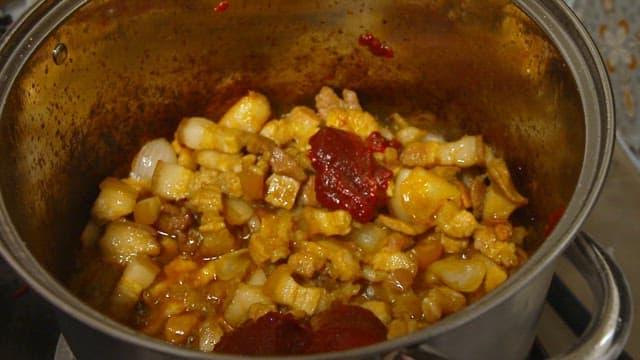 냄비에서 고추장과 돼지고기를 요리하는 모습