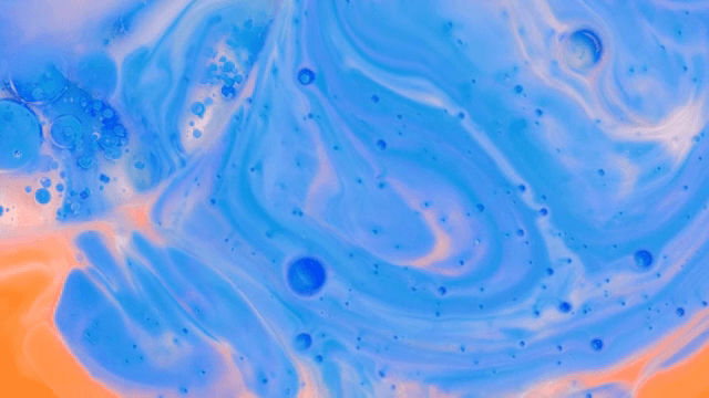 주황색과 파란색 액체가 혼합되는 추상적인 패턴