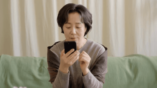 편안한 소파에서 스마트폰을 사용하는 여성