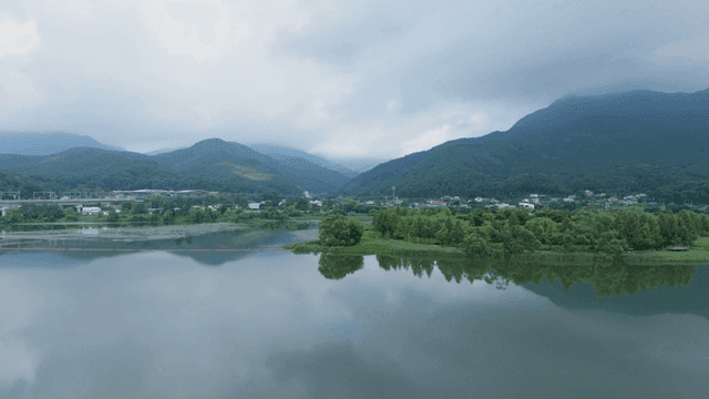 다리와 산이 있는 고요한 강