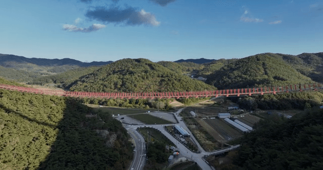 푸른 산을 가로지르는 빨간 다리