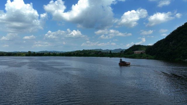 옛스러운 돛배가 있는 고요한 강