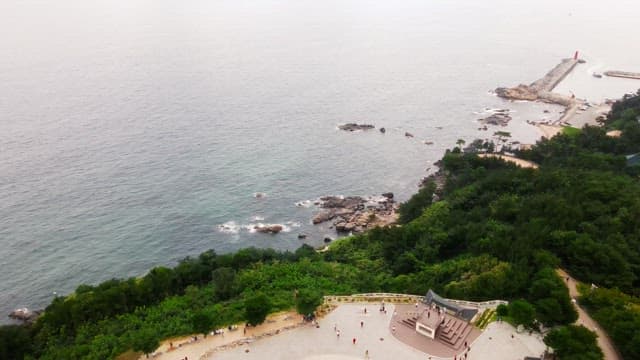 사찰 주변 무성한 녹지와 푸른 바다