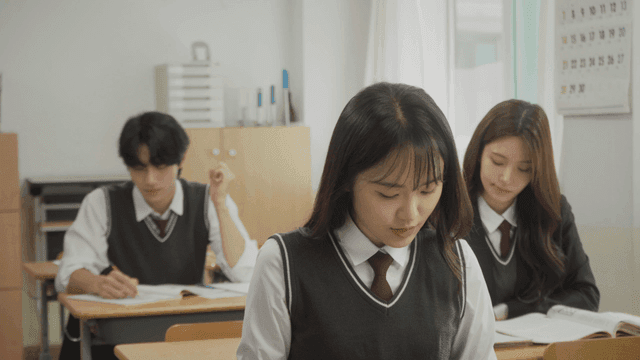 밝은 교실에서 깊게 집중하며 공부하는 학생들
