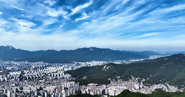 산과 함께 펼쳐진 도시 전경