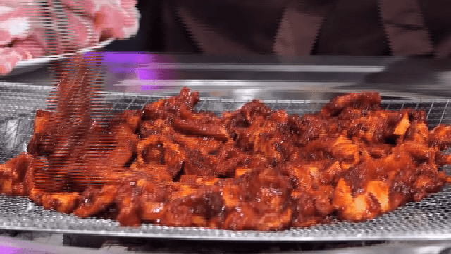 그릴에서 매운 소스를 곁들인 삼겹살 굽기