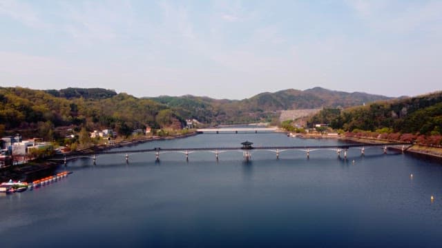 고요한 강 위의 경치 좋은 다리