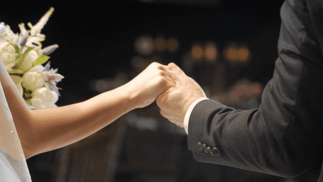 결혼식에서 손을 잡고 있는 신랑 신부