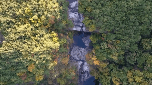가을 단풍에 둘러싸인 경치 좋은 폭포