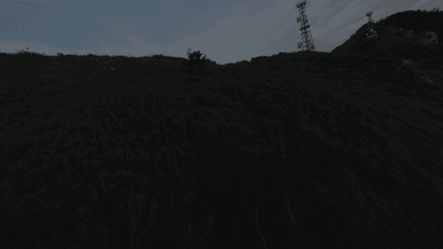 해질녘의 고요한 산 풍경