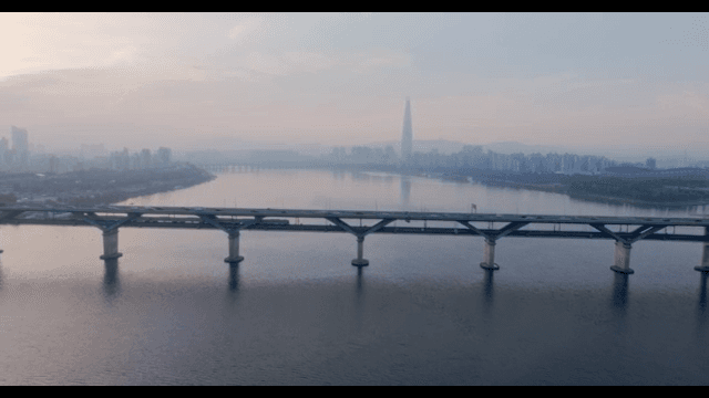 지하철과 자동차가 있는 강 위의 다리