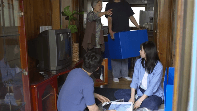 가족이 아늑한 거실에서 물건을 정리하는 모습