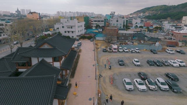 주차장이 보이는 한국 전통 한옥마을