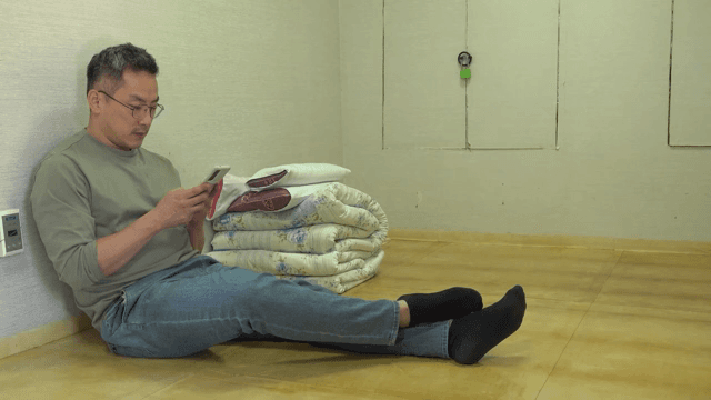 스마트폰을 하다가 방에서 쉬는 남자