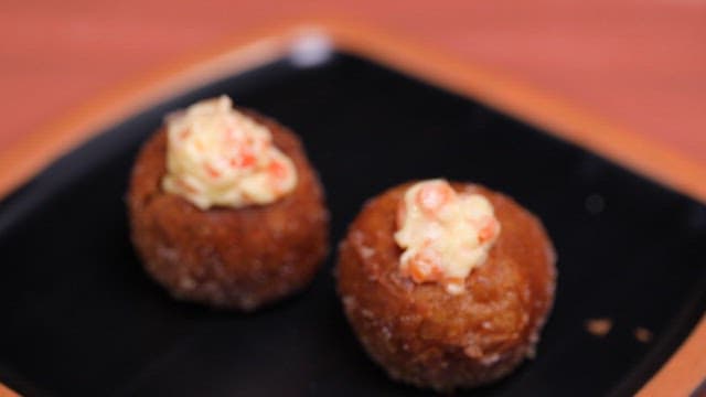 접시에 담긴 당근으로 만든 찹쌀도넛