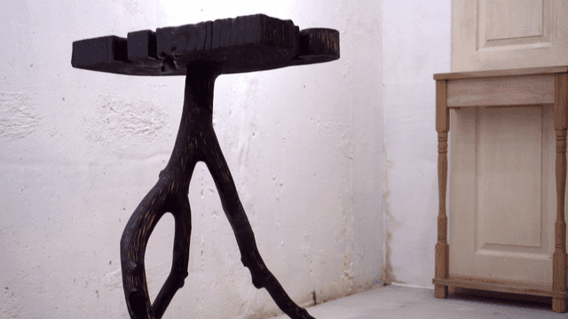 독특한 모양의 나무 스탠드